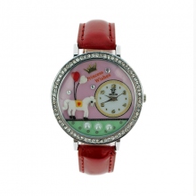 Montre bracelet très tendance orné de motif fantaisie et strass