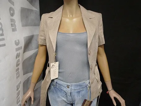 Les hauts, shorts, vestes etc de marques italiennes en destockage a 5 euros la piéce MAXIMUM