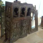 meubles en bois  orné de gravures et motifs berbères antiques