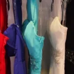 Robe de soirée décorée de plis et perles