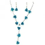 Parure ornée de strass avec pendentif roses 