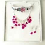 Coffret cadeau contenant une parure bijou et une montre avec strass