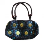 Sac à main décoré  de perles en bois