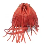 Sac à bandoulière clouté avec franges et lien à serrer