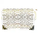 Sac à bandoulière moitié chaîne dorée avec motif perforé