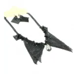 Parure tendance en cotte de mailles avec un cristal sur le pendentif