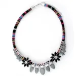 Collier ethnique avec pendentif fleurs et chaînes dorées