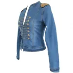 Jolie veste officier en jeans avec chaînes sur les épaules