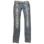 Jeans délavé orné de strass et déchirure