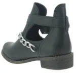 Bottines noires ornées d’une chaîne