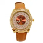 Montre-bracelet dorée pour femme agrémentée de strass
