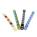 Bracelet style hipanema ajustable par des boutons-pression