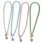 Collier en perles avec pendentif fantaisie à strass