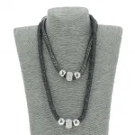 Collier en résille décoré d’anneaux dorés