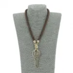 Collier en résille décoré d’anneaux dorés