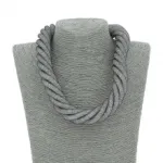 Collier en résille torsadé