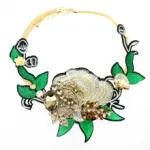 Collier brodé orné de strass et pierres