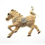 Broche fantaisie agrémentée de strass